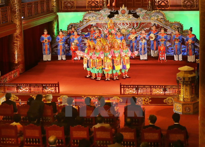 Nhà vua Nhật Bản Akihito và Hoàng hậu Michiko nghe Nhã nhạc cung đình Huế tại Nhà hát Duyệt Thị Đường. (Ảnh: Hồ Cầu/TTXVN) Nhà vua Nhật Bản Akihito và Hoàng hậu Michiko nghe Nhã nhạc cung đình Huế tại Nhà hát Duyệt Thị Đường. (Ảnh: Hồ Cầu/TTXVN)