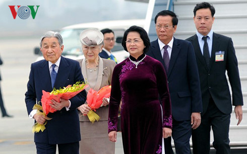 Phó Chủ tịch nước Đặng Thị Ngọc Thịnh ra sân bay đón Nhà vua Nhật Bản và Hoàng hậu. Phó Chủ tịch nước Đặng Thị Ngọc Thịnh ra sân bay đón Nhà vua Nhật Bản và Hoàng hậu.