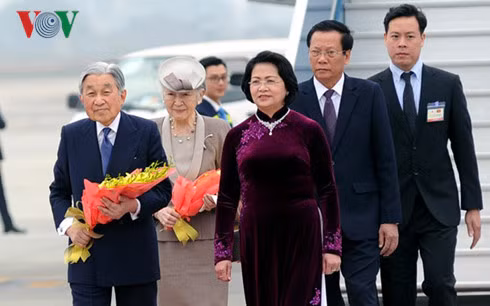 Phó Chủ tịch nước Đặng Thị Ngọc Thịnh ra sân bay đón Nhà vua Nhật Bản và Hoàng hậu. Phó Chủ tịch nước Đặng Thị Ngọc Thịnh ra sân bay đón Nhà vua Nhật Bản và Hoàng hậu.