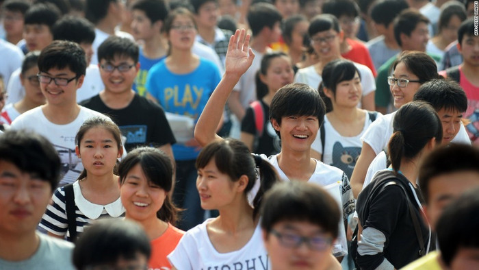 Một nỗ lực của chính phủ Trung Quốc trong việc cân bằng lại “sân chơi” đại học: cắt giảm bớt các phần thi tiếng Anh trong kỳ thi (đây được xem là một cách khuyến khích các học sinh tỉnh lẻ, ít có cơ hội tiếp xúc với tiếng Anh tham dự nhiều hơn vào kỳ thi này). Tuy nhiên nỗ lực này cũng không ảnh hưởng nhiều đến ngành công nghiệp cần sử dụng tiếng Anh tại Trung Quốc (ước tính lợi nhuận từ các ngành công nghiệp này lên đến 5 tỉ đô la Mỹ). Một nỗ lực của chính phủ Trung Quốc trong việc cân bằng lại “sân chơi” đại học: cắt giảm bớt các phần thi tiếng Anh trong kỳ thi (đây được xem là một cách khuyến khích các học sinh tỉnh lẻ, ít có cơ hội tiếp xúc với tiếng Anh tham dự nhiều hơn vào kỳ thi này). Tuy nhiên nỗ lực này cũng không ảnh hưởng nhiều đến ngành công nghiệp cần sử dụng tiếng Anh tại Trung Quốc (ước tính lợi nhuận từ các ngành công nghiệp này lên đến 5 tỉ đô la Mỹ).