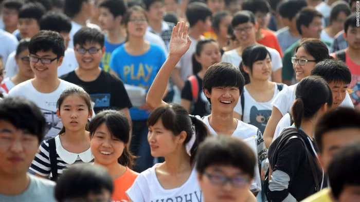 Một nỗ lực của chính phủ Trung Quốc trong việc cân bằng lại “sân chơi” đại học: cắt giảm bớt các phần thi tiếng Anh trong kỳ thi (đây được xem là một cách khuyến khích các học sinh tỉnh lẻ, ít có cơ hội tiếp xúc với tiếng Anh tham dự nhiều hơn vào kỳ thi này). Tuy nhiên nỗ lực này cũng không ảnh hưởng nhiều đến ngành công nghiệp cần sử dụng tiếng Anh tại Trung Quốc (ước tính lợi nhuận từ các ngành công nghiệp này lên đến 5 tỉ đô la Mỹ).