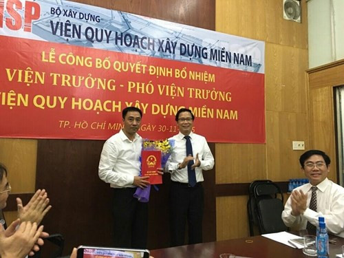 Phó Viện trưởng Viện Quy hoạch Xây dựng Miền Nam, ông Nguyễn Anh Tuấn (đứng bên trái) trong ngày được trao quyết định bổ nhiệm 30/11/2015. (Ảnh: Báo Xây dựng) Phó Viện trưởng Viện Quy hoạch Xây dựng Miền Nam, ông Nguyễn Anh Tuấn (đứng bên trái) trong ngày được trao quyết định bổ nhiệm 30/11/2015. (Ảnh: Báo Xây dựng)