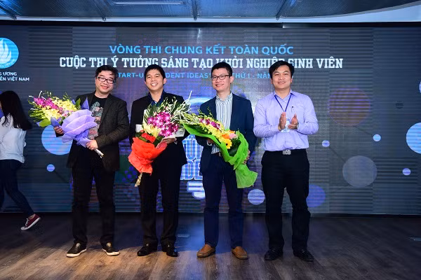 Ban giám khảo cuộc thi "Ý tưởng sáng tạo khởi nghiệp sinh viên" năm 2017.