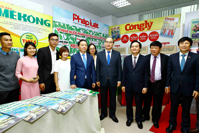 Đồng chí Nguyễn Thiện Nhân thăm các gian trưng bày báo chí tại Hội báo toàn quốc 2017