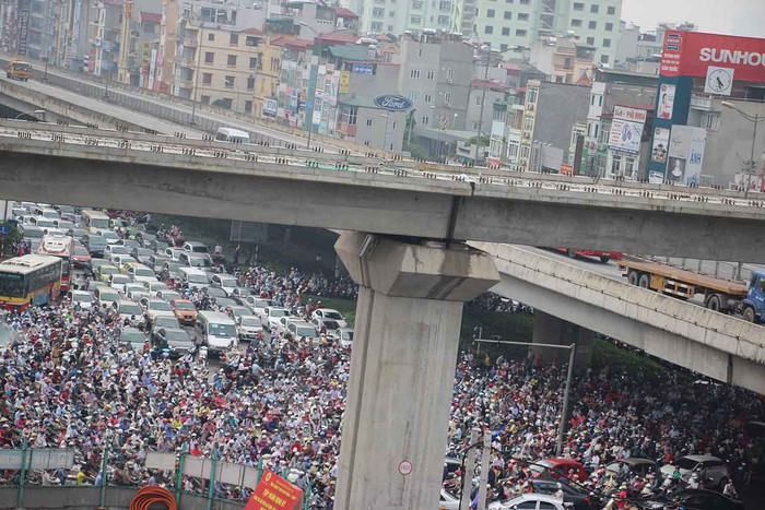 Hà Nội những năm 2000 - lời khen và … “Thiên lý trường gậy” ảnh 1 Hà Nội những năm 2000 - lời khen và … “Thiên lý trường gậy” ảnh 1