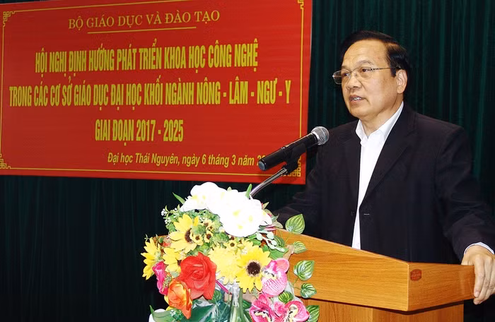 Giáo sư - Tiến sĩ Đặng Kim Vui - Giám đốc trường Đại học Thái Nguyên phát biểu tại hội nghị. Giáo sư - Tiến sĩ Đặng Kim Vui - Giám đốc trường Đại học Thái Nguyên phát biểu tại hội nghị.