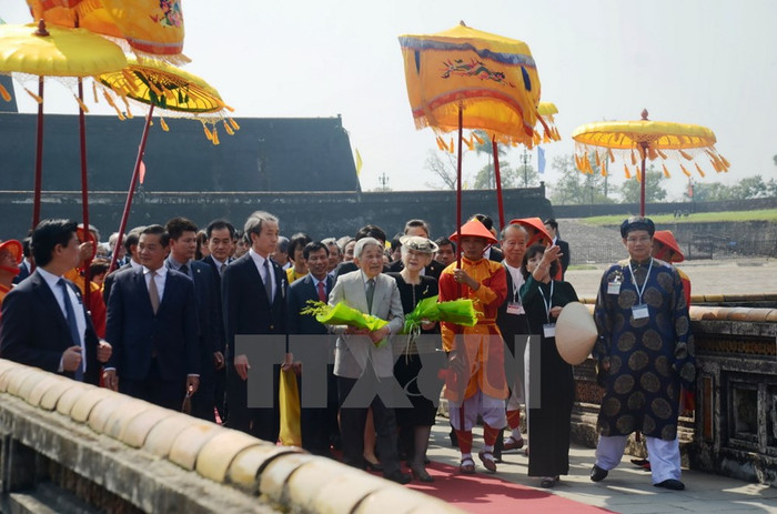 Nhà vua Nhật Bản Akihito và Hoàng hậu Michiko thăm Đại nội Huế. (Ảnh: Hồ Cầu/TTXVN) Nhà vua Nhật Bản Akihito và Hoàng hậu Michiko thăm Đại nội Huế. (Ảnh: Hồ Cầu/TTXVN)