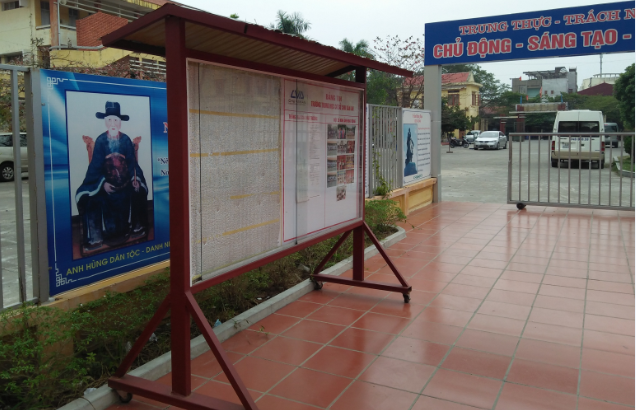 Hình ảnh danh nhân còn bị bảng tin che lấp. (Ảnh tác giả cung cấp)