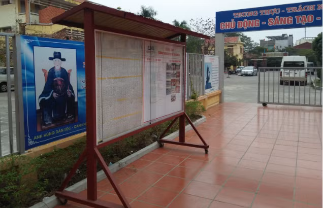 Hình ảnh danh nhân còn bị bảng tin che lấp. (Ảnh tác giả cung cấp)