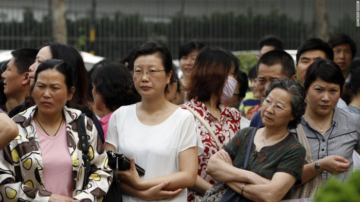 Phụ huynh đứng chờ con trong kỳ thi đại học năm 2014 được tổ chức tại thành phố Nam Kinh, tỉnh Giang Tô (Trung Quốc). Những năm gần đây, tầng lớp trung lưu của Trung Quốc ngày càng dư dả và bắt đầu lựa chọn các cơ sở giáo dục tư thục để gửi gắm con mình. Họ cho rằng học tập tại các trường tư thục giúp con họ tăng khả năng được nhận vào các trường Đại học quốc tế. Phụ huynh đứng chờ con trong kỳ thi đại học năm 2014 được tổ chức tại thành phố Nam Kinh, tỉnh Giang Tô (Trung Quốc). Những năm gần đây, tầng lớp trung lưu của Trung Quốc ngày càng dư dả và bắt đầu lựa chọn các cơ sở giáo dục tư thục để gửi gắm con mình. Họ cho rằng học tập tại các trường tư thục giúp con họ tăng khả năng được nhận vào các trường Đại học quốc tế.