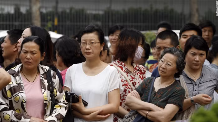 Phụ huynh đứng chờ con trong kỳ thi đại học năm 2014 được tổ chức tại thành phố Nam Kinh, tỉnh Giang Tô (Trung Quốc). Những năm gần đây, tầng lớp trung lưu của Trung Quốc ngày càng dư dả và bắt đầu lựa chọn các cơ sở giáo dục tư thục để gửi gắm con mình. Họ cho rằng học tập tại các trường tư thục giúp con họ tăng khả năng được nhận vào các trường Đại học quốc tế.