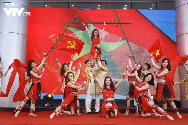 Lễ khai mạc hội báo diễn ra tưng bừng với những tiết mục văn nghệ đặc sắc.