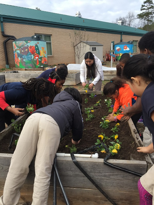 Trước khi chọn trường cho con, phụ huynh Mỹ thường vào trang web để tham khảo đánh giá về trường.