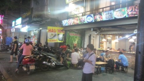 Quán ăn trên đường Nguyễn Hữu Cầu chiếm dụng vỉa hè kinh doanh, để xe (ảnh chụp ngày 27/2/2017 của tác giả P.L trên giaoduc.net.vn) Quán ăn trên đường Nguyễn Hữu Cầu chiếm dụng vỉa hè kinh doanh, để xe (ảnh chụp ngày 27/2/2017 của tác giả P.L trên giaoduc.net.vn)