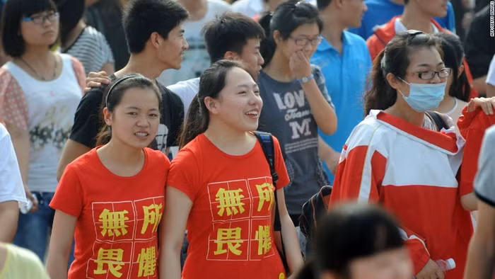 Hai học sinh mặc áo in dòng chữ “Không sợ điều gì” bước vào phòng thi trong kỳ thi đại học năm 2014 được diễn ra tại thành phố Bạc Châu, tỉnh An Huy. Có thể nói kỳ thi đại học này quyết định số phận của học sinh: nếu thi tốt, các em có cơ hội trở thành sinh viên của những trường đại học uy tín tại Bắc Kinh. Nếu ngược lại, các em chỉ có thể được nhận vào các trường cao đẳng địa phương.