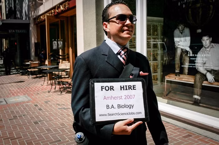 Xin hãy thuê tôi, Amherst 2007 Cử nhân Sinh học. Ảnh từ The Atlantic. Xin hãy thuê tôi, Amherst 2007 Cử nhân Sinh học. Ảnh từ The Atlantic.