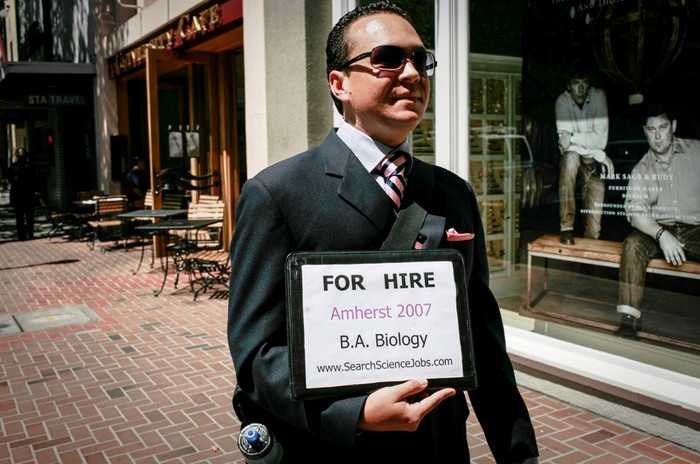 Xin hãy thuê tôi, Amherst 2007 Cử nhân Sinh học. Ảnh từ The Atlantic. Xin hãy thuê tôi, Amherst 2007 Cử nhân Sinh học. Ảnh từ The Atlantic.
