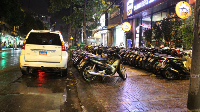Hà Nội những năm 2000 - lời khen và … “Thiên lý trường gậy” ảnh 3 Hà Nội những năm 2000 - lời khen và … “Thiên lý trường gậy” ảnh 3