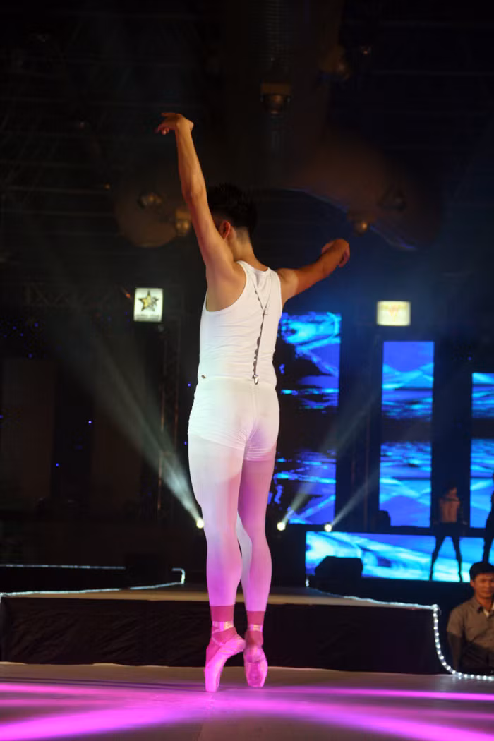 Nam vũ công tỏ ra khéo léo và mềm mại. >>Cùng sự kiện: Mr Đàm cởi phăng áo làm "siêu mẫu"