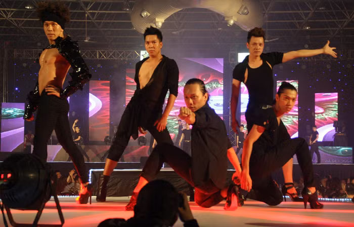 >>Cùng sự kiện: Mr Đàm cởi phăng áo làm "siêu mẫu"