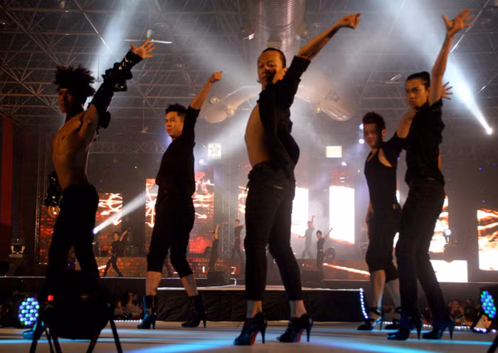 5 vũ công đi trên giày cao gót cao tới gần 10cm vẫn nhảy nhót tự tin, với những động tác thuần thục, uyển chuyển không kém gì phụ nữ. >>Cùng sự kiện: Mr Đàm cởi phăng áo làm "siêu mẫu"