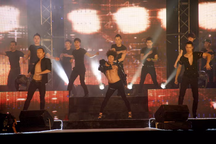 Chương trình chào mừng ngày 8/3 với sự quy tụ của nhiều gương mặt nam ca sỹ có tiếng như Đàm Vĩnh Hưng, Ngô Kiến Huy, Minh Quân, Phan Đình Tùng... >>Cùng sự kiện: Mr Đàm cởi phăng áo làm "siêu mẫu"