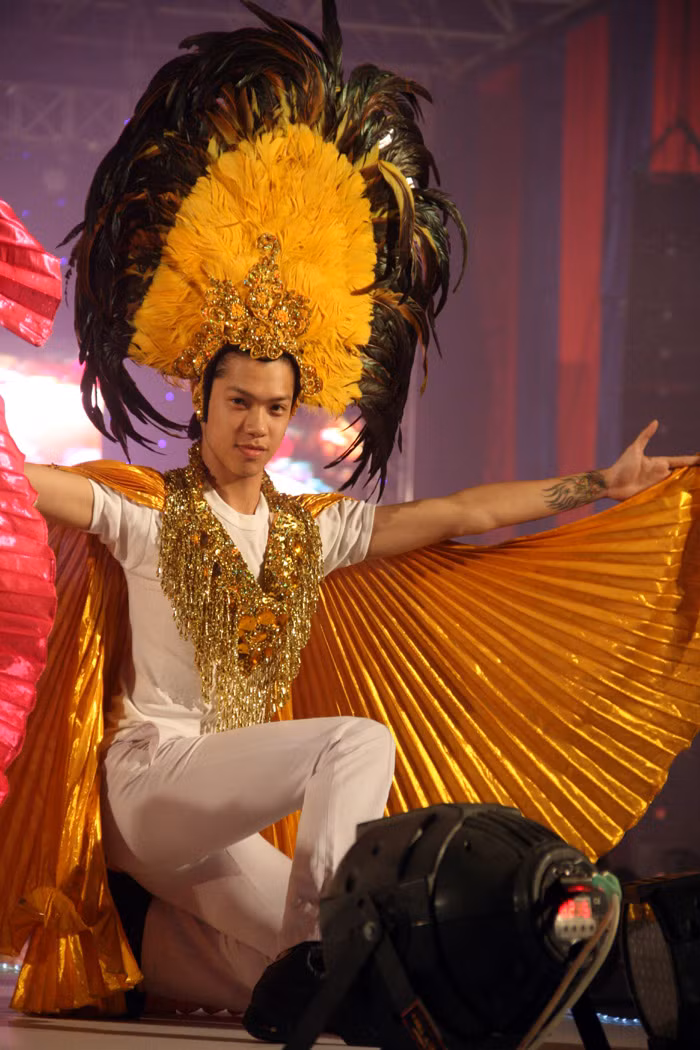 Thậm chí mặc những trang phục hết sức màu mè, lộng lẫy khi biểu diễn. >>Cùng sự kiện: Mr Đàm cởi phăng áo làm "siêu mẫu"