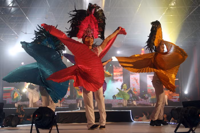 >>Cùng sự kiện: Mr Đàm cởi phăng áo làm "siêu mẫu"