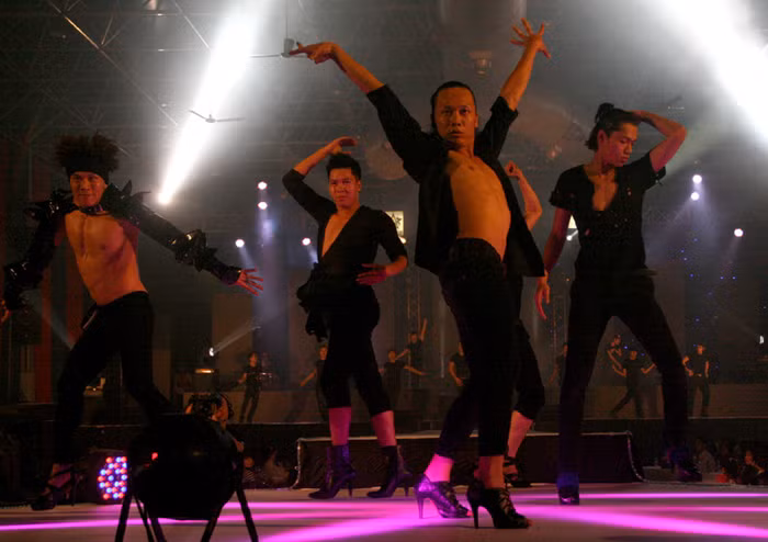 >>Cùng sự kiện: Mr Đàm cởi phăng áo làm "siêu mẫu"