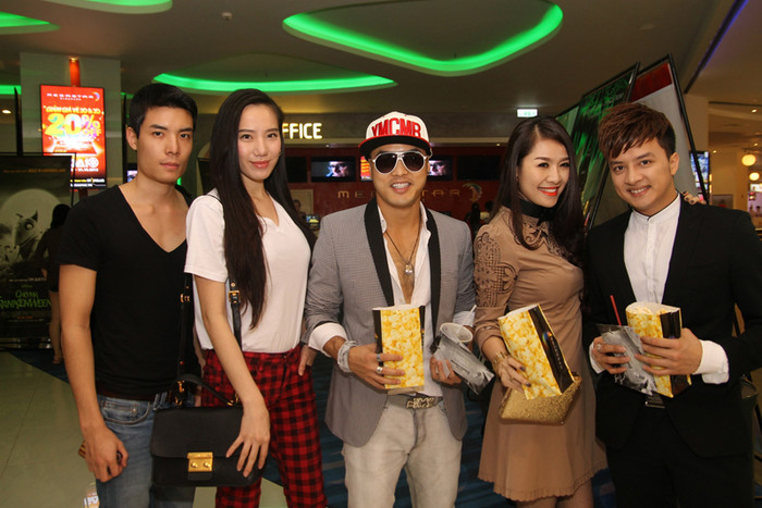 Ưng Hoàng Phúc (giữa) cũng thích thú với bộ phim của đạo diễn thiên tài Tim Burton. Ưng Hoàng Phúc (giữa) cũng thích thú với bộ phim của đạo diễn thiên tài Tim Burton.