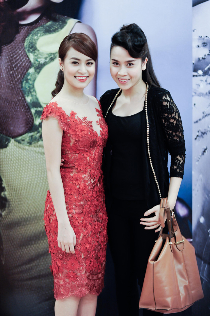 Nhạc sỹ Lưu Thiên Hương, người sáng tác ca khúc 'Yêu anh' trong album chia sẻ: “Tôi mong muốn Linh sẽ còn tiến xa hơn nữa trong âm nhạc, bởi vậy, chất liệu Âm nhạc trong mini album lần này không còn là Pop Dance. Đó là sự pha trộn của nhiều màu sắc âm nhạc khiến cho người nghe cảm nhận đa chiều hơn về phong cách và gu âm nhạc của Hoàng Thùy Linh, đồng thời cũng là sự thử thách dành cho cô ấy”. Nhạc sỹ Lưu Thiên Hương, người sáng tác ca khúc 'Yêu anh' trong album chia sẻ: “Tôi mong muốn Linh sẽ còn tiến xa hơn nữa trong âm nhạc, bởi vậy, chất liệu Âm nhạc trong mini album lần này không còn là Pop Dance. Đó là sự pha trộn của nhiều màu sắc âm nhạc khiến cho người nghe cảm nhận đa chiều hơn về phong cách và gu âm nhạc của Hoàng Thùy Linh, đồng thời cũng là sự thử thách dành cho cô ấy”.