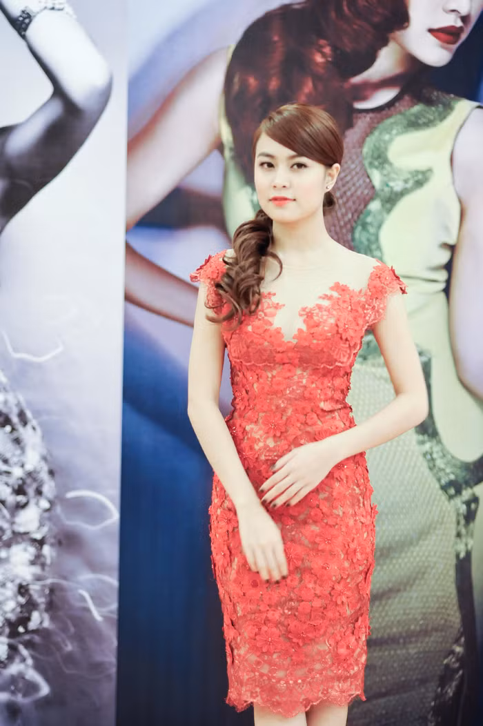 Chiếc váy tinh xảo, giống như hàng trăm cánh hoa mỏng khiến Hoàng Thùy Linh rực rỡ không kém phần gợi cảm. Chiếc váy tinh xảo, giống như hàng trăm cánh hoa mỏng khiến Hoàng Thùy Linh rực rỡ không kém phần gợi cảm.