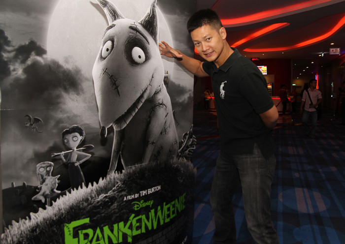 Anh tạo dáng bên hình ảnh chú 'Chó ma' Anh tạo dáng bên hình ảnh chú 'Chó ma'