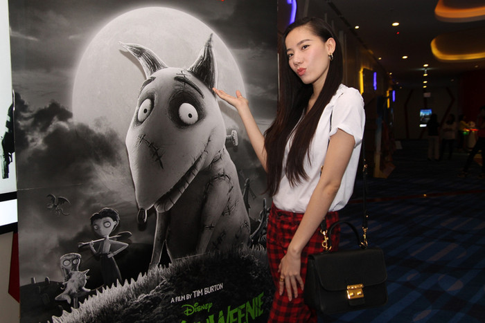 Chung Thục Quyên giản dị tham gia buổi công chiếu. Chung Thục Quyên giản dị tham gia buổi công chiếu.