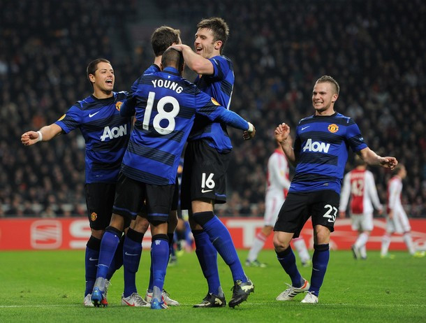 Niềm vui của Ashley Young và các cầu thủ Manchester United