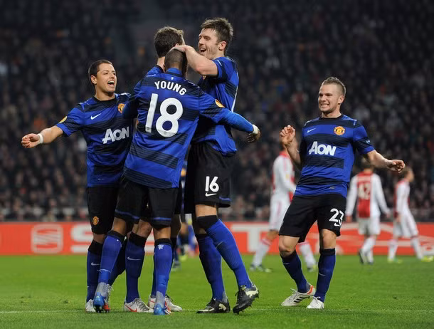 Niềm vui của Ashley Young và các cầu thủ Manchester United