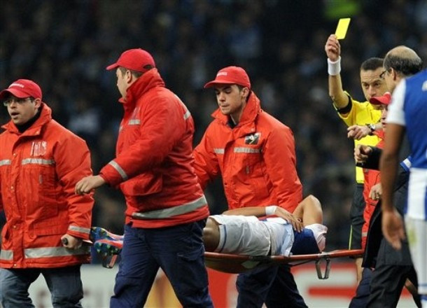 Dù phải nằm cáng rời sân nhưng Danilo Silva vẫn nhận 1 thẻ vàng từ trọng tài Dù phải nằm cáng rời sân nhưng Danilo Silva vẫn nhận 1 thẻ vàng từ trọng tài