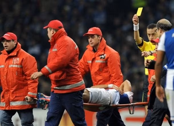 Dù phải nằm cáng rời sân nhưng Danilo Silva vẫn nhận 1 thẻ vàng từ trọng tài
