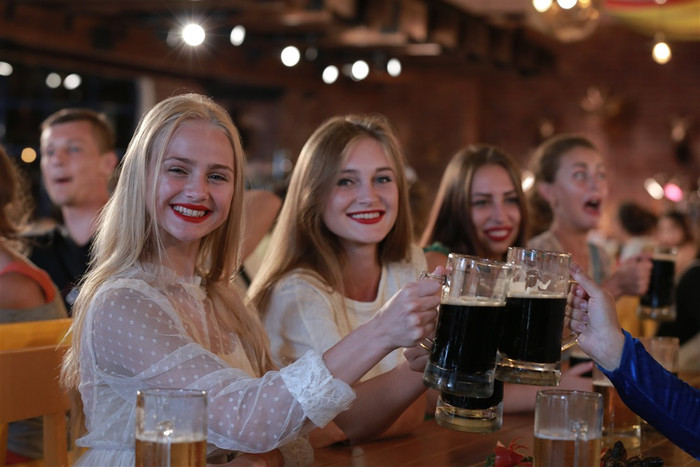B’estival 2017 giới thiệu tới du khách hai dòng bia tươi được yêu thích Redrock và Gauden – sản xuất ngay tại Việt Nam với công nghệ Đức. B’estival 2017 giới thiệu tới du khách hai dòng bia tươi được yêu thích Redrock và Gauden – sản xuất ngay tại Việt Nam với công nghệ Đức.