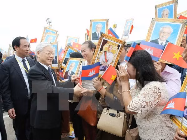 Tổng Bí thư Nguyễn Phú Trọng chia tay nhân dân tỉnh Preah Sihanouk dự Lễ tiễn tại sân bay quốc tế Sihanouk. (Ảnh: Trí Dũng/TTXVN)