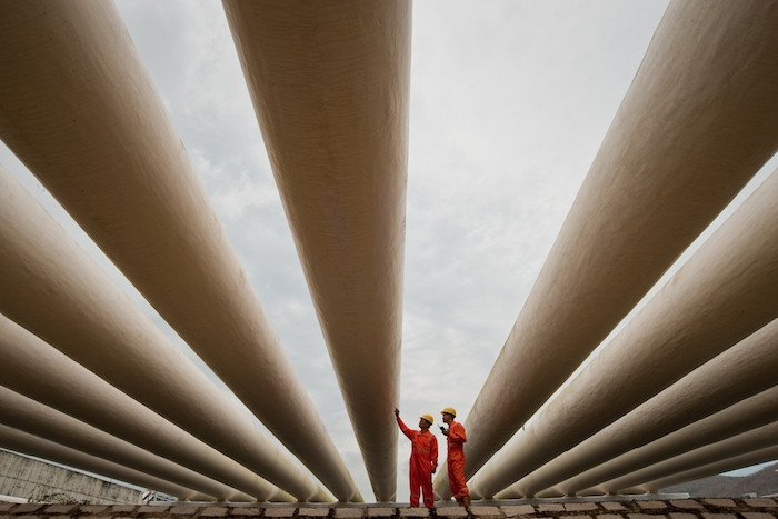 Kỹ sư kiểm tra đường ống dẫn khí.