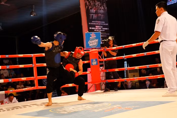 Võ sĩ Đặng Đình Văn (giáp xanh) giành chiến thắng trước Đào Xuân Tú.