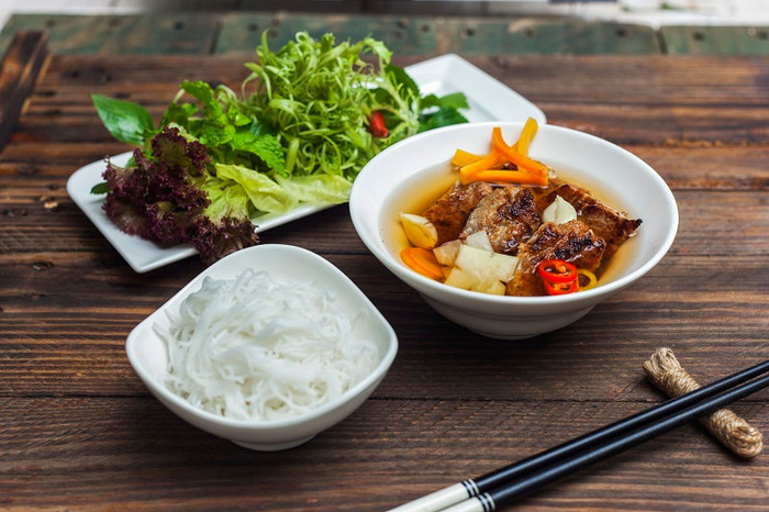 Chỉ là đĩa bún trắng, kèm thịt lợn miếng hoặc vo viên tẩm ướp nướng thơm lừng, chấm nước mắm pha ngọt chua ngọt và rau sống thôi mà đã quyến rũ bao tâm hồn Việt. Chỉ là đĩa bún trắng, kèm thịt lợn miếng hoặc vo viên tẩm ướp nướng thơm lừng, chấm nước mắm pha ngọt chua ngọt và rau sống thôi mà đã quyến rũ bao tâm hồn Việt.