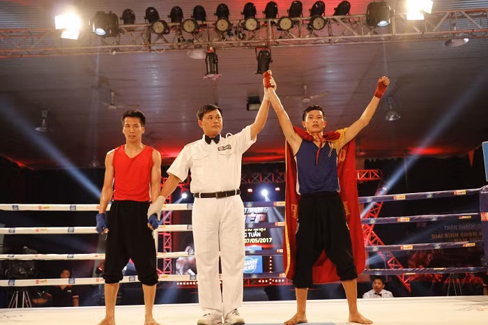 Võ sĩ Nguyễn Văn Hiếu (giáp xanh) giành chiến thắng ở bán kết.