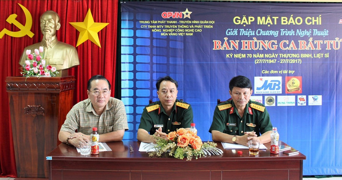 Đại diện Ban tổ chức giới thiệu về Chương trình giao lưu nghệ thuật “Bản hùng ca bất tử”. Đại diện Ban tổ chức giới thiệu về Chương trình giao lưu nghệ thuật “Bản hùng ca bất tử”.