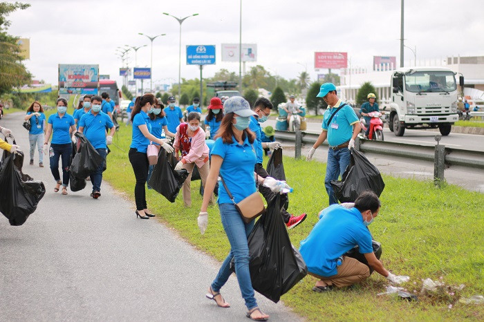 Nhân viên Novaland thực hiện vệ sinh 2 km đường dẫn lên cầu Cần Thơ.