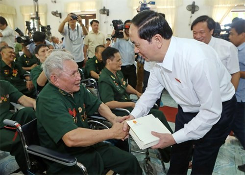 Chủ tịch nước Trần Đại Quang thăm, tặng quà người có công tỉnh Hà Nam (ngày 26/7/2016). Ảnh: Nhan Sáng/qdnd.vn. Chủ tịch nước Trần Đại Quang thăm, tặng quà người có công tỉnh Hà Nam (ngày 26/7/2016). Ảnh: Nhan Sáng/qdnd.vn.