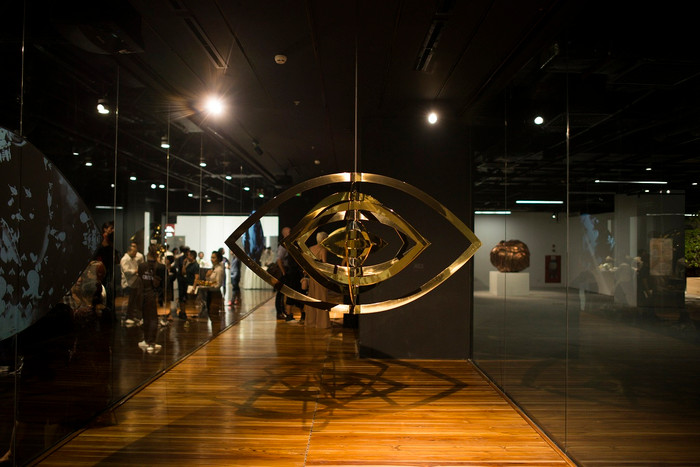 Show window của VCCA có kích thước “khủng” với chiều dài lên tới 17 mét, được thiết kế theo tiêu chuẩn quốc tế với mục đích trưng bày nhiều loại hình nghệ thuật khác nhau từ sắp đặt, điêu khắc, tới trình diễn, video-art... Show window của VCCA có kích thước “khủng” với chiều dài lên tới 17 mét, được thiết kế theo tiêu chuẩn quốc tế với mục đích trưng bày nhiều loại hình nghệ thuật khác nhau từ sắp đặt, điêu khắc, tới trình diễn, video-art...