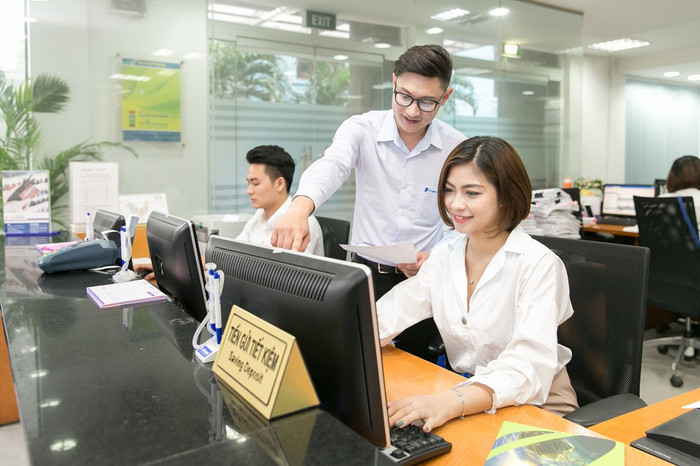 Nhân viên VNPT hướng dẫn khách hàng cài đặt và sử dụng hóa đơn điện tử. Nhân viên VNPT hướng dẫn khách hàng cài đặt và sử dụng hóa đơn điện tử.