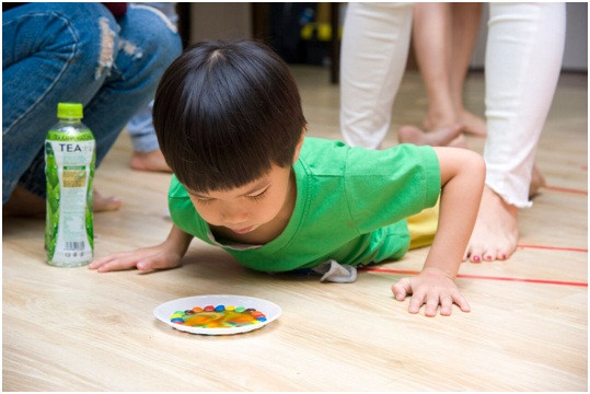 Cậu bé KiKi chăm chú quan sát sự biến đổi của những viên kẹo màu M&M khi được tự làm thí nghiệm “sự tan và loang màu”. Cậu bé KiKi chăm chú quan sát sự biến đổi của những viên kẹo màu M&M khi được tự làm thí nghiệm “sự tan và loang màu”.